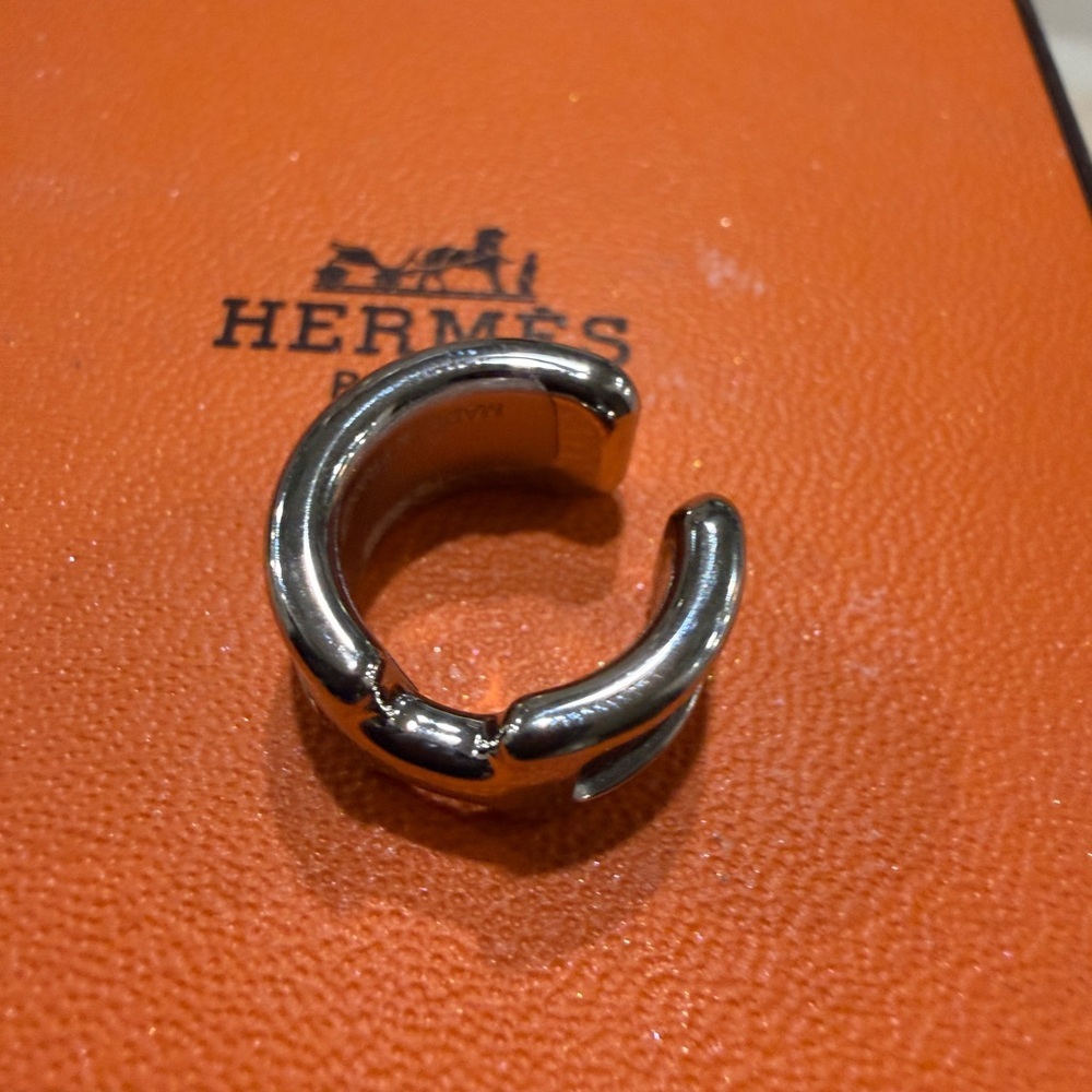 Hermes ear cuff black and silver. - Picture 3 of 6